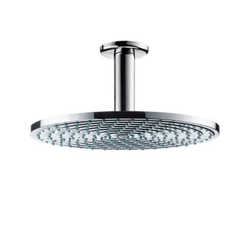 Chromfarbene Kopfbrause von Hansgrohe mit runder, flacher Form und mehreren Wasserauslässen, montiert an der Decke.